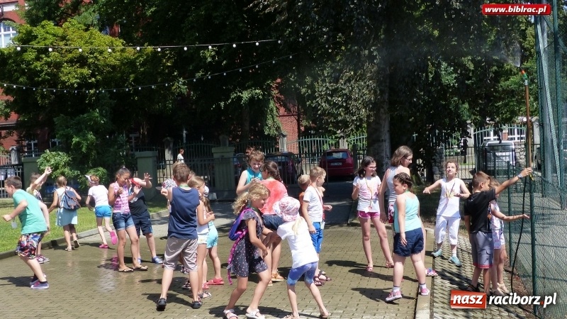 Zdjęcie w galerii na portalu naszraciborz.pl: Lato z biblioteką - czekolada i orzeźwiający prysznic na wtorkowe upały wiadomości z regionu