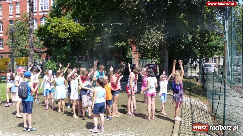 Zdjęcie w galerii na portalu naszraciborz.pl: Lato z biblioteką - czekolada i orzeźwiający prysznic na wtorkowe upały wiadomości z regionu