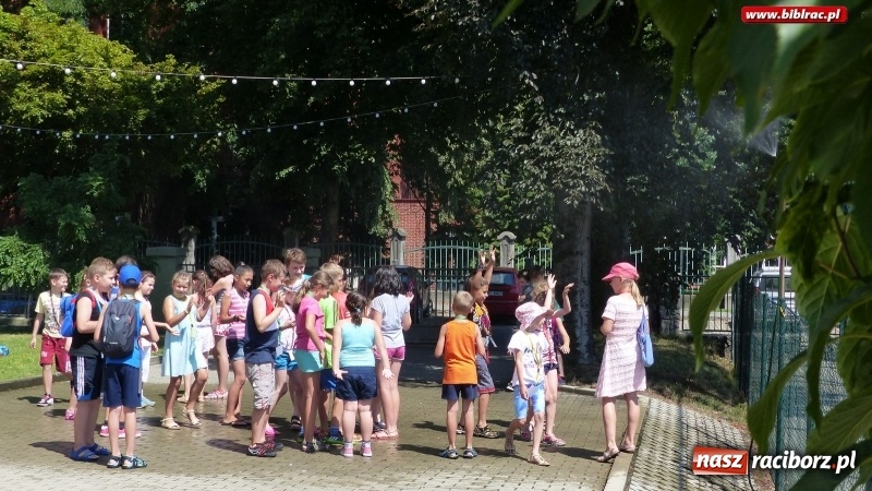 Zdjęcie w galerii na portalu naszraciborz.pl: Lato z biblioteką - czekolada i orzeźwiający prysznic na wtorkowe upały wiadomości z regionu