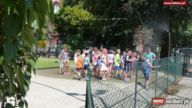 Zdjęcie w galerii na portalu naszraciborz.pl: Lato z biblioteką - czekolada i orzeźwiający prysznic na wtorkowe upały wiadomości z regionu