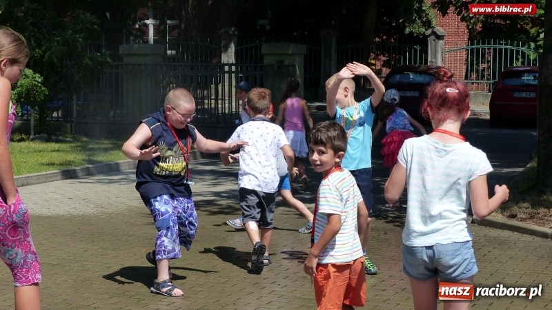 Zdjęcie w galerii na portalu naszraciborz.pl: Lato z biblioteką - czekolada i orzeźwiający prysznic na wtorkowe upały wiadomości z regionu