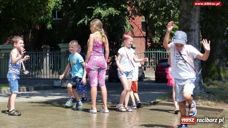 Zdjęcie w galerii na portalu naszraciborz.pl: Lato z biblioteką - czekolada i orzeźwiający prysznic na wtorkowe upały wiadomości z regionu
