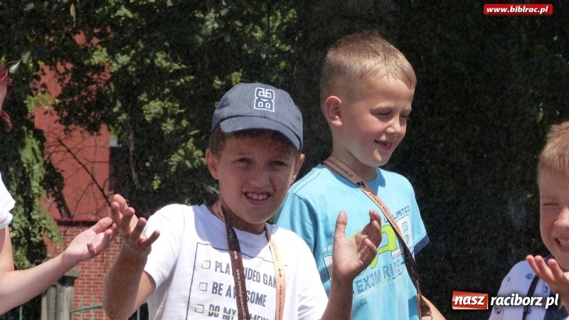 Zdjęcie w galerii na portalu naszraciborz.pl: Lato z biblioteką - czekolada i orzeźwiający prysznic na wtorkowe upały wiadomości z regionu