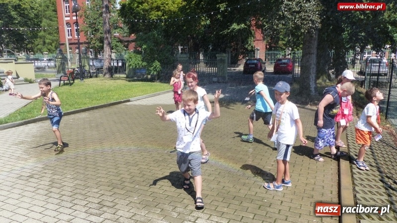 Zdjęcie w galerii na portalu naszraciborz.pl: Lato z biblioteką - czekolada i orzeźwiający prysznic na wtorkowe upały wiadomości z regionu