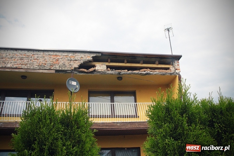 Zdjęcie w galerii na portalu naszraciborz.pl: W Rzuchowie odpadła ściana z budynku jednorodzinnego  wiadomości z regionu