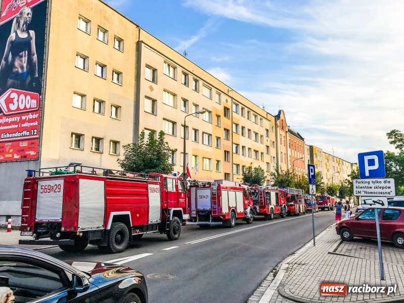 Zdjęcie w galerii na portalu naszraciborz.pl: Akcja na Opawskiej. Pożar w mieszkaniu na parterze i silne zadymienie w bloku wiadomości z regionu