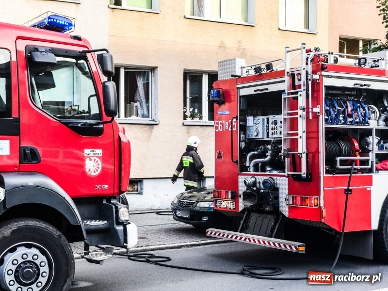 Zdjęcie w galerii na portalu naszraciborz.pl: Akcja na Opawskiej. Pożar w mieszkaniu na parterze i silne zadymienie w bloku wiadomości z regionu