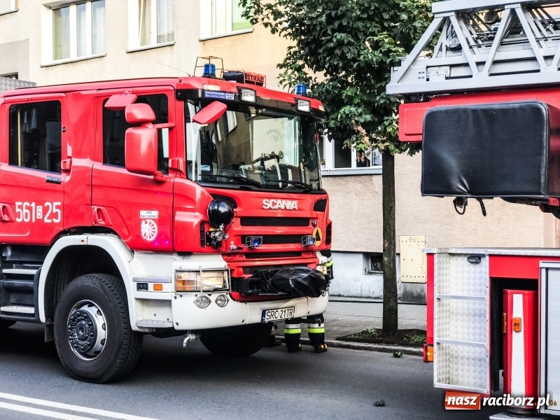 Zdjęcie w galerii na portalu naszraciborz.pl: Akcja na Opawskiej. Pożar w mieszkaniu na parterze i silne zadymienie w bloku wiadomości z regionu