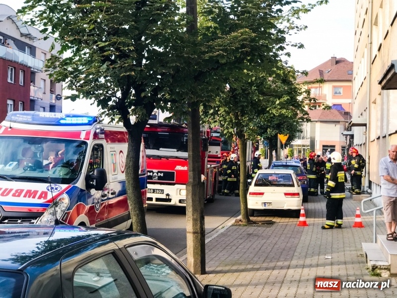 Zdjęcie w galerii na portalu naszraciborz.pl: Akcja na Opawskiej. Pożar w mieszkaniu na parterze i silne zadymienie w bloku wiadomości z regionu