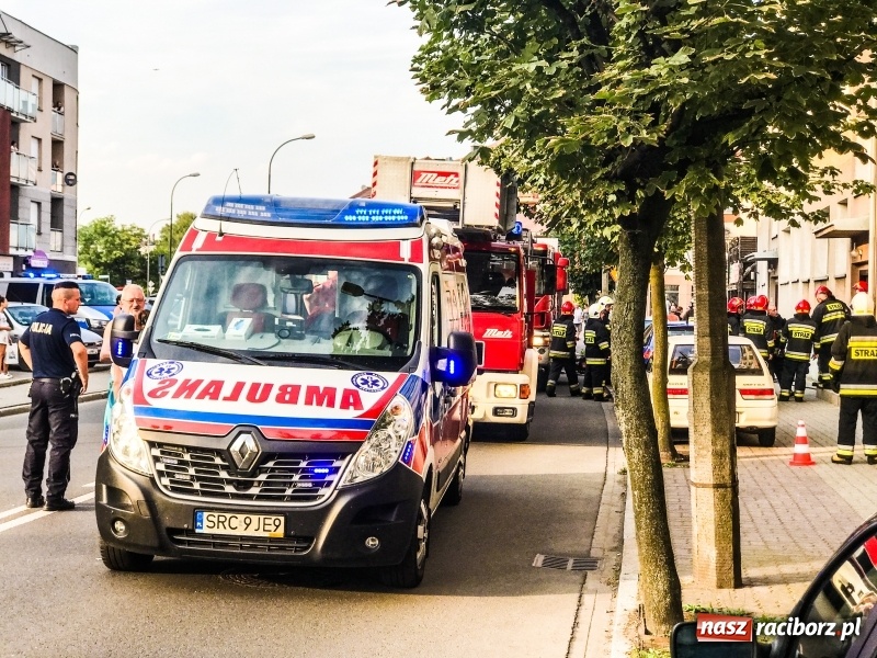 Zdjęcie w galerii na portalu naszraciborz.pl: Akcja na Opawskiej. Pożar w mieszkaniu na parterze i silne zadymienie w bloku wiadomości z regionu
