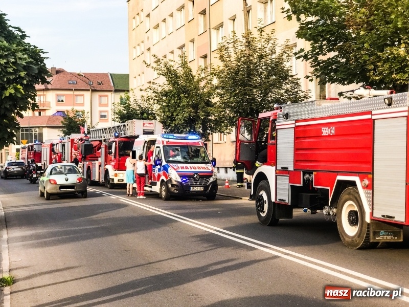 Zdjęcie w galerii na portalu naszraciborz.pl: Akcja na Opawskiej. Pożar w mieszkaniu na parterze i silne zadymienie w bloku wiadomości z regionu