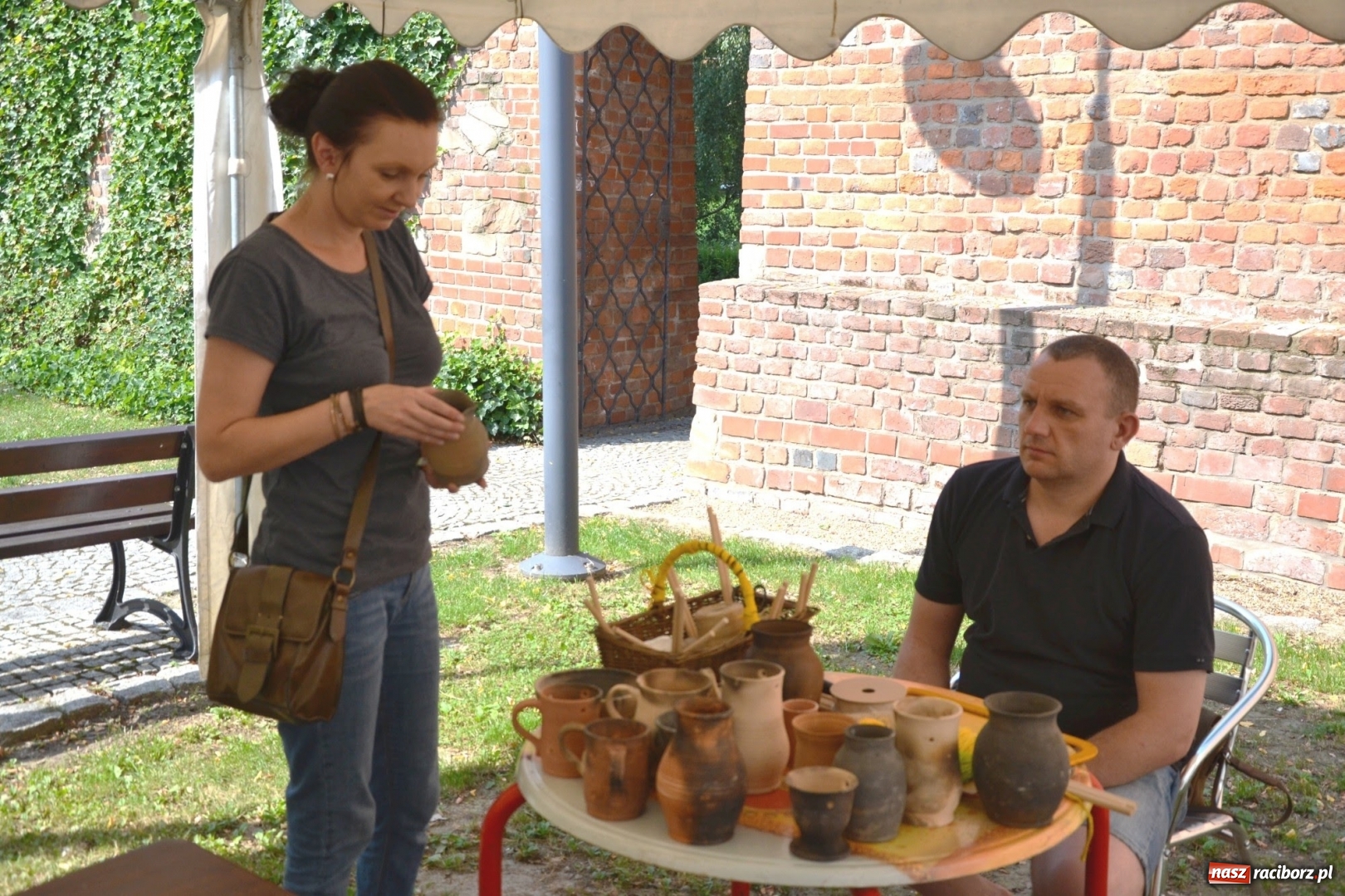 Zdjęcie w galerii na portalu naszraciborz.pl: Gliniane Naczynie - z tego stworzymy coś nowego - na zamku ruszyła letnia akcja Zamkowe Zuchy 2017 wiadomości z regionu