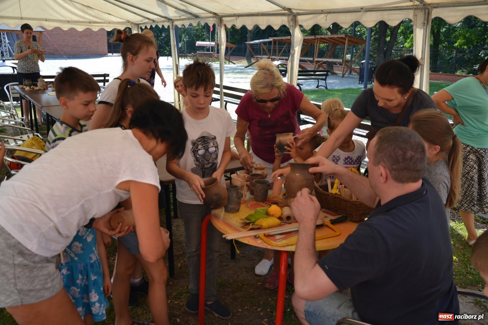 Zdjęcie w galerii na portalu naszraciborz.pl: Gliniane Naczynie - z tego stworzymy coś nowego - na zamku ruszyła letnia akcja Zamkowe Zuchy 2017 wiadomości z regionu