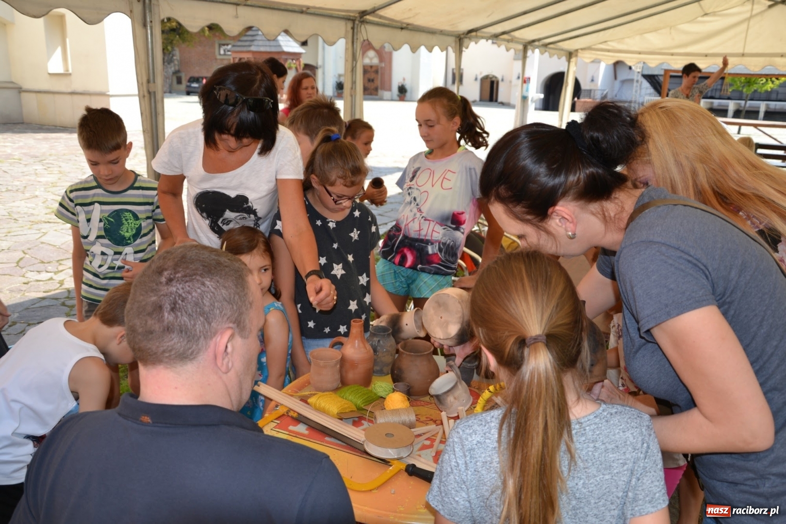 Zdjęcie w galerii na portalu naszraciborz.pl: Gliniane Naczynie - z tego stworzymy coś nowego - na zamku ruszyła letnia akcja Zamkowe Zuchy 2017 wiadomości z regionu