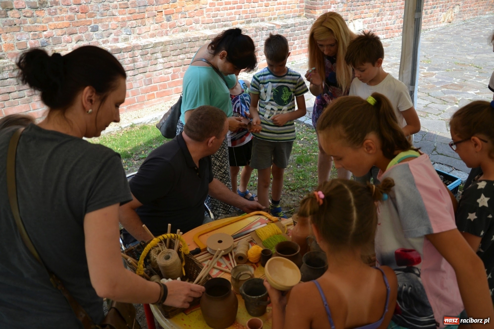 Zdjęcie w galerii na portalu naszraciborz.pl: Gliniane Naczynie - z tego stworzymy coś nowego - na zamku ruszyła letnia akcja Zamkowe Zuchy 2017 wiadomości z regionu