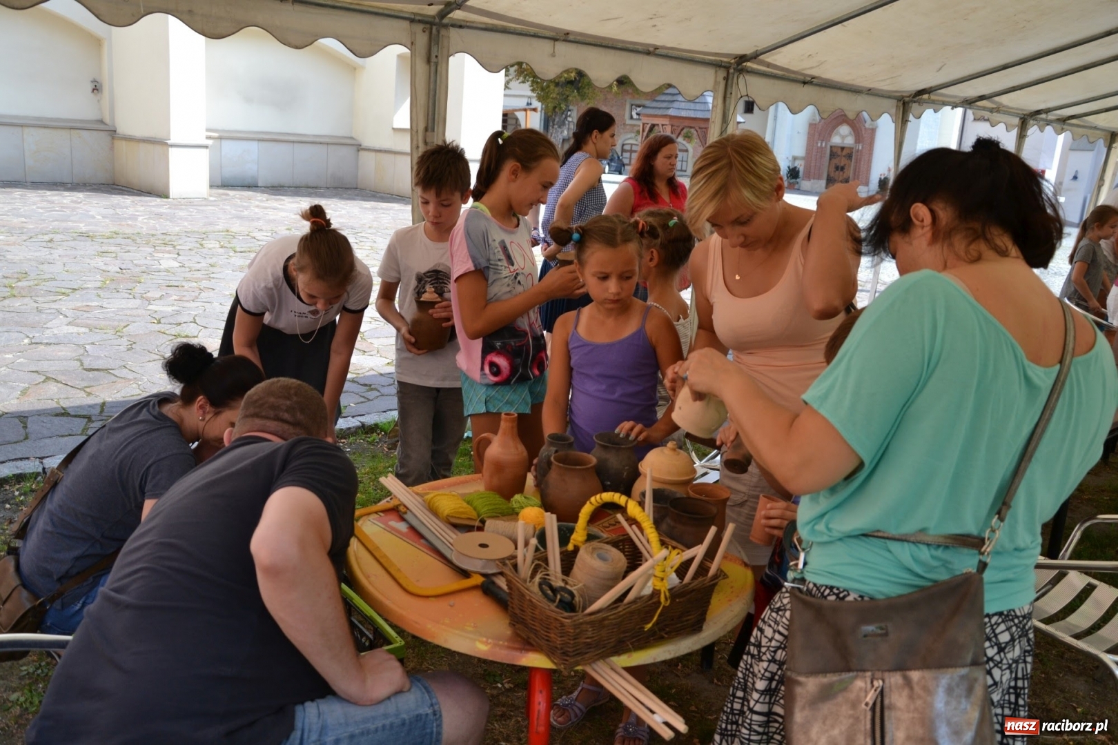 Zdjęcie w galerii na portalu naszraciborz.pl: Gliniane Naczynie - z tego stworzymy coś nowego - na zamku ruszyła letnia akcja Zamkowe Zuchy 2017 wiadomości z regionu