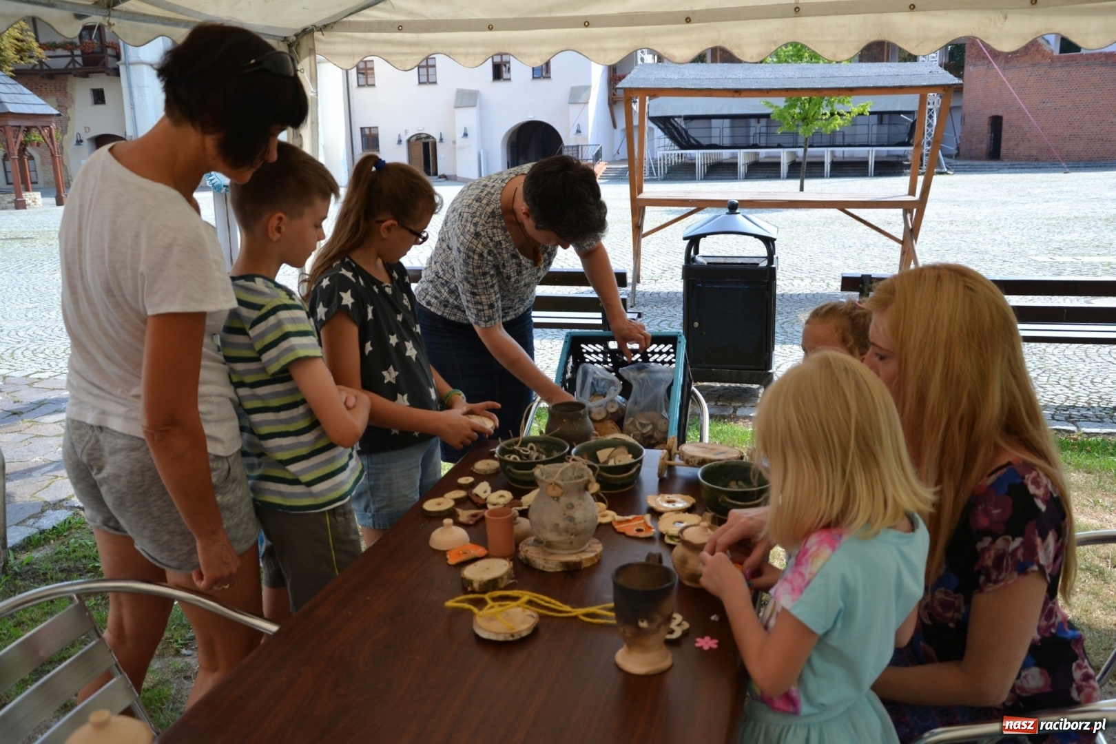 Zdjęcie w galerii na portalu naszraciborz.pl: Gliniane Naczynie - z tego stworzymy coś nowego - na zamku ruszyła letnia akcja Zamkowe Zuchy 2017 wiadomości z regionu