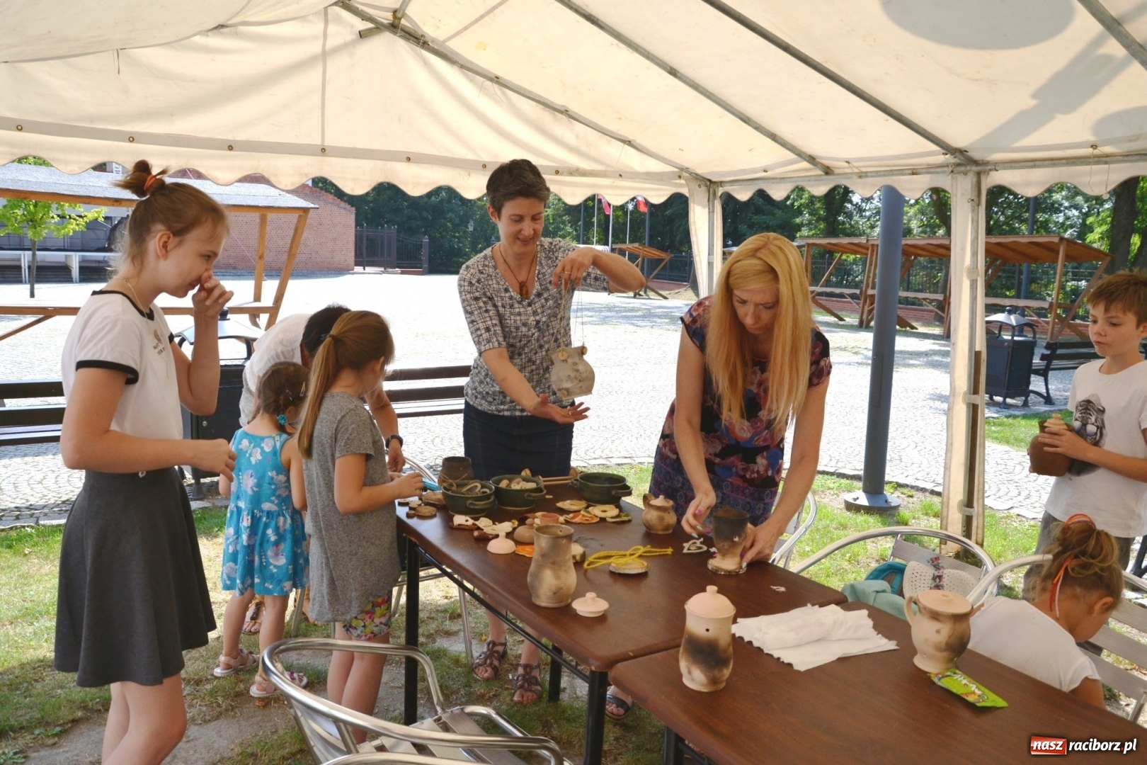 Zdjęcie w galerii na portalu naszraciborz.pl: Gliniane Naczynie - z tego stworzymy coś nowego - na zamku ruszyła letnia akcja Zamkowe Zuchy 2017 wiadomości z regionu