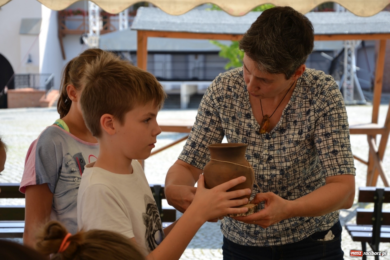 Zdjęcie w galerii na portalu naszraciborz.pl: Gliniane Naczynie - z tego stworzymy coś nowego - na zamku ruszyła letnia akcja Zamkowe Zuchy 2017 wiadomości z regionu