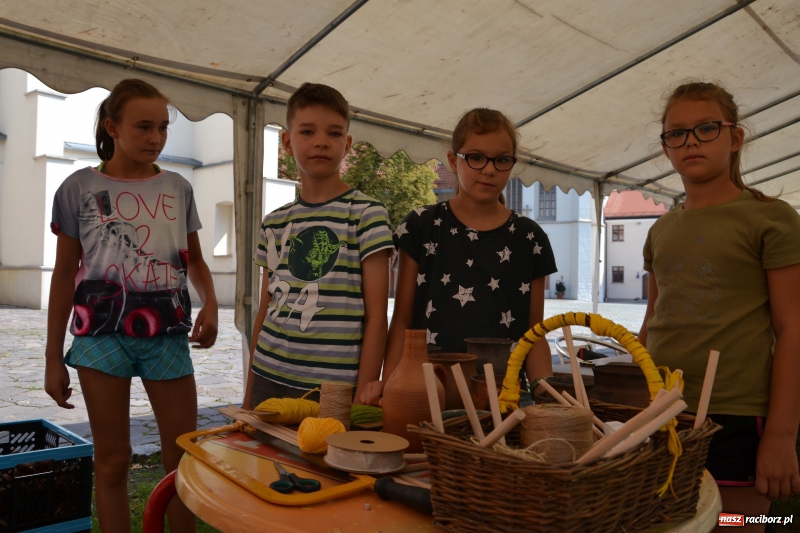 Zdjęcie w galerii na portalu naszraciborz.pl: Gliniane Naczynie - z tego stworzymy coś nowego - na zamku ruszyła letnia akcja Zamkowe Zuchy 2017 wiadomości z regionu