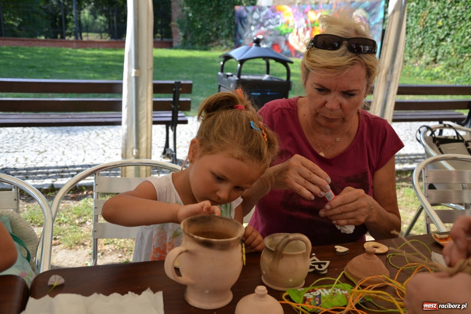 Zdjęcie w galerii na portalu naszraciborz.pl: Gliniane Naczynie - z tego stworzymy coś nowego - na zamku ruszyła letnia akcja Zamkowe Zuchy 2017 wiadomości z regionu