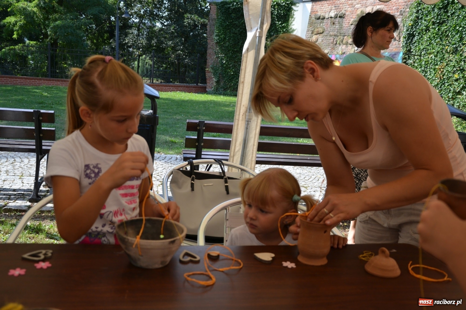 Zdjęcie w galerii na portalu naszraciborz.pl: Gliniane Naczynie - z tego stworzymy coś nowego - na zamku ruszyła letnia akcja Zamkowe Zuchy 2017 wiadomości z regionu