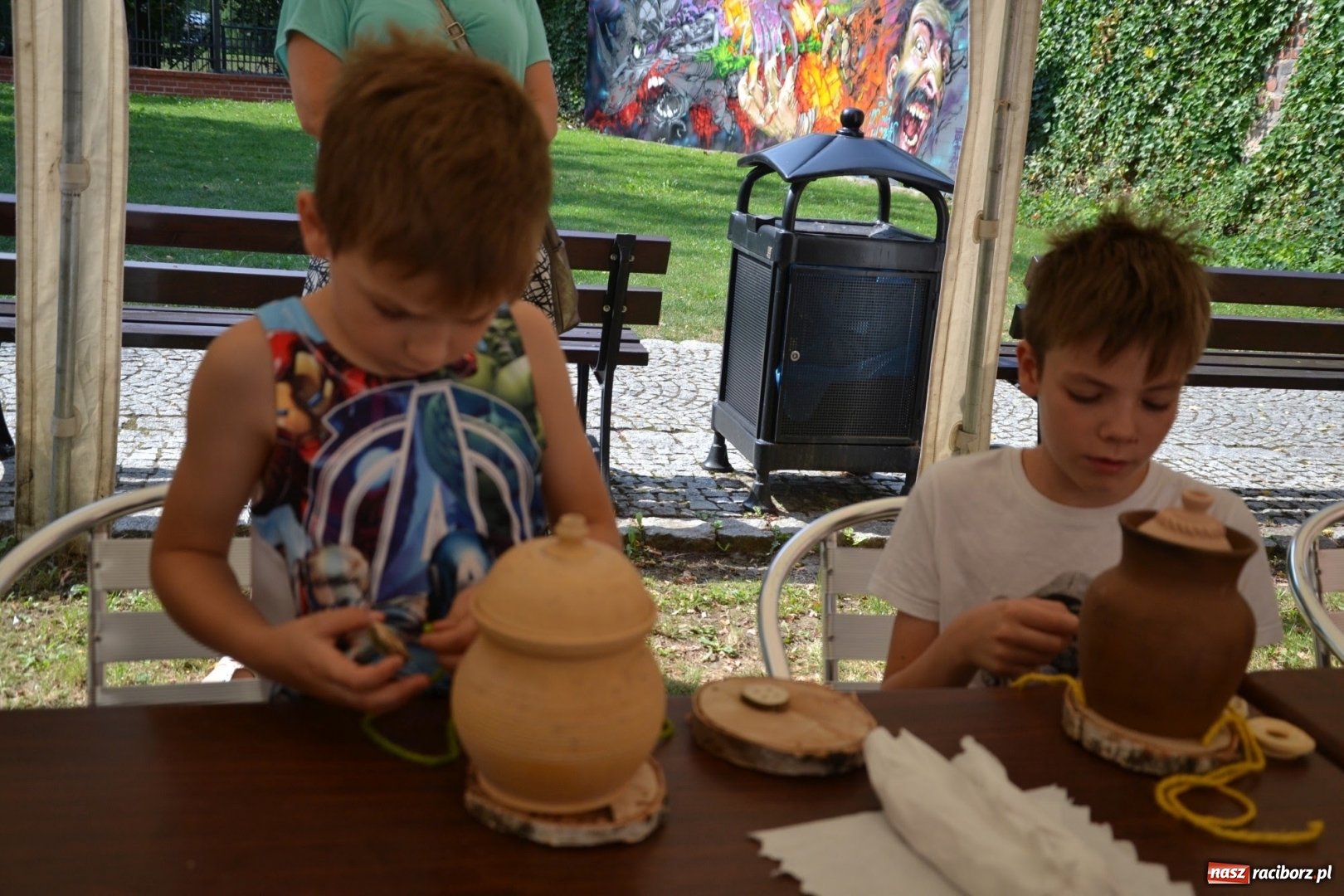 Zdjęcie w galerii na portalu naszraciborz.pl: Gliniane Naczynie - z tego stworzymy coś nowego - na zamku ruszyła letnia akcja Zamkowe Zuchy 2017 wiadomości z regionu