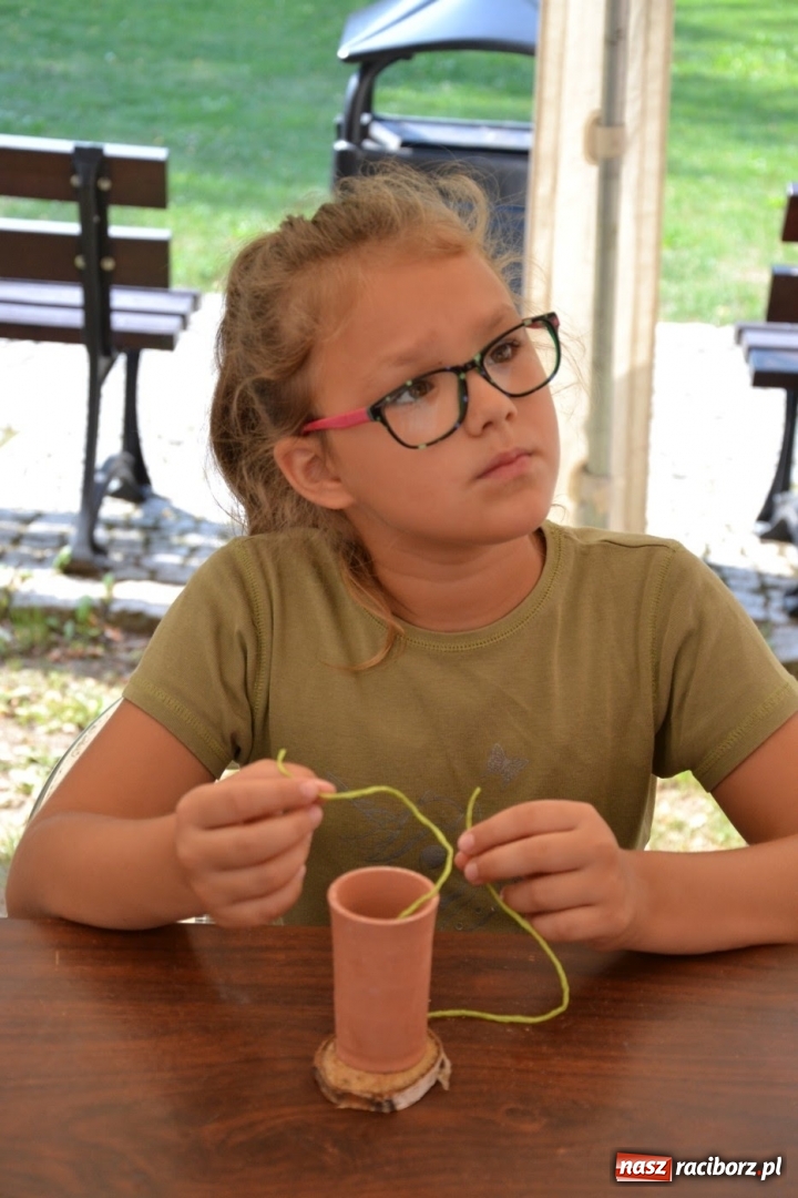 Zdjęcie w galerii na portalu naszraciborz.pl: Gliniane Naczynie - z tego stworzymy coś nowego - na zamku ruszyła letnia akcja Zamkowe Zuchy 2017 wiadomości z regionu