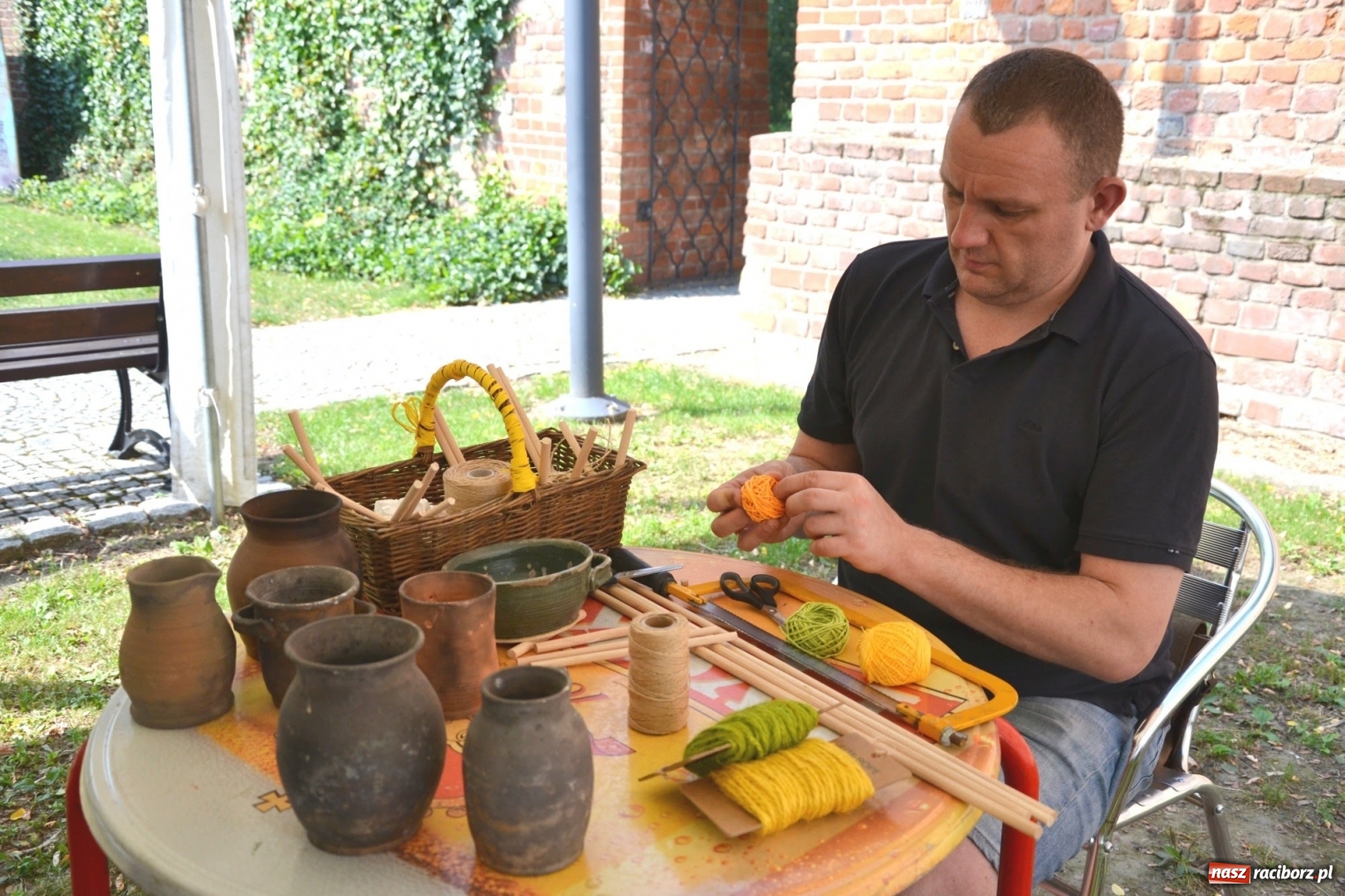 Zdjęcie w galerii na portalu naszraciborz.pl: Gliniane Naczynie - z tego stworzymy coś nowego - na zamku ruszyła letnia akcja Zamkowe Zuchy 2017 wiadomości z regionu