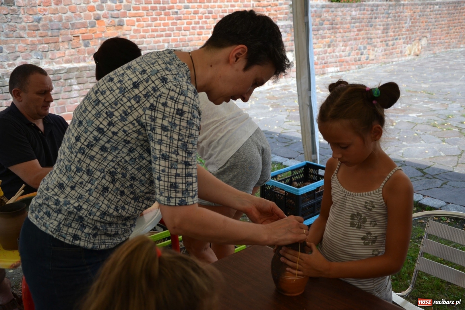 Zdjęcie w galerii na portalu naszraciborz.pl: Gliniane Naczynie - z tego stworzymy coś nowego - na zamku ruszyła letnia akcja Zamkowe Zuchy 2017 wiadomości z regionu