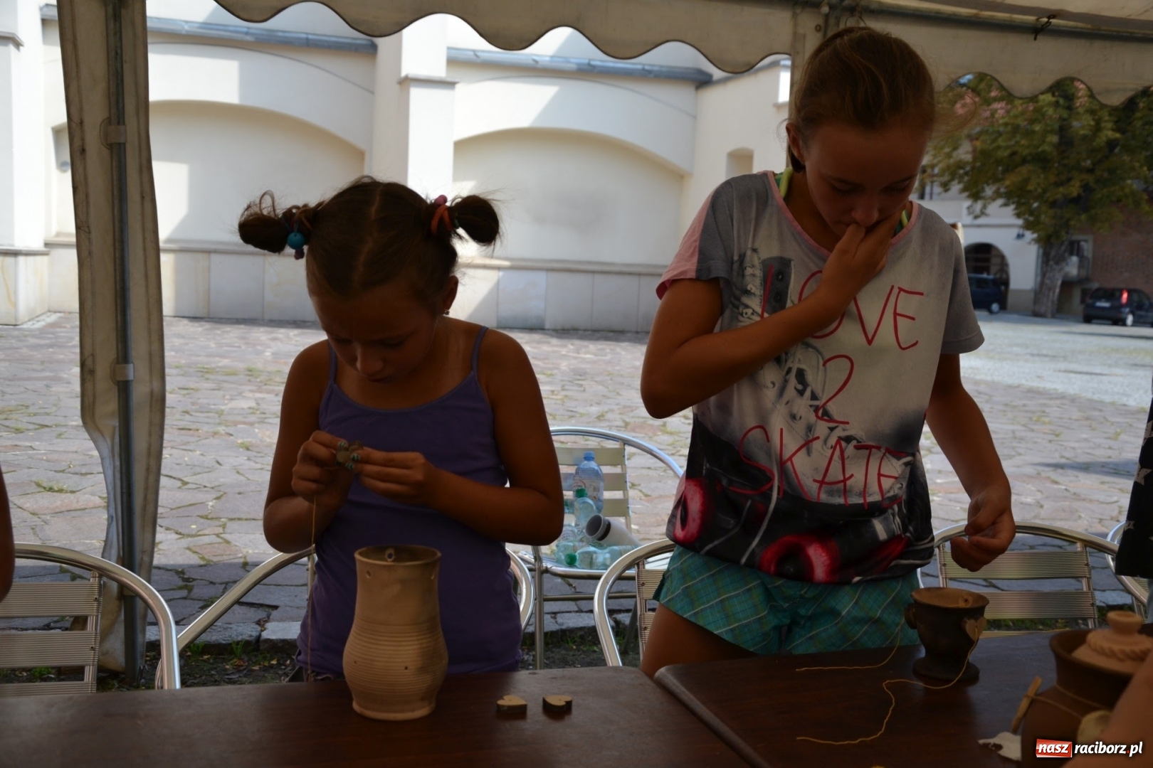 Zdjęcie w galerii na portalu naszraciborz.pl: Gliniane Naczynie - z tego stworzymy coś nowego - na zamku ruszyła letnia akcja Zamkowe Zuchy 2017 wiadomości z regionu