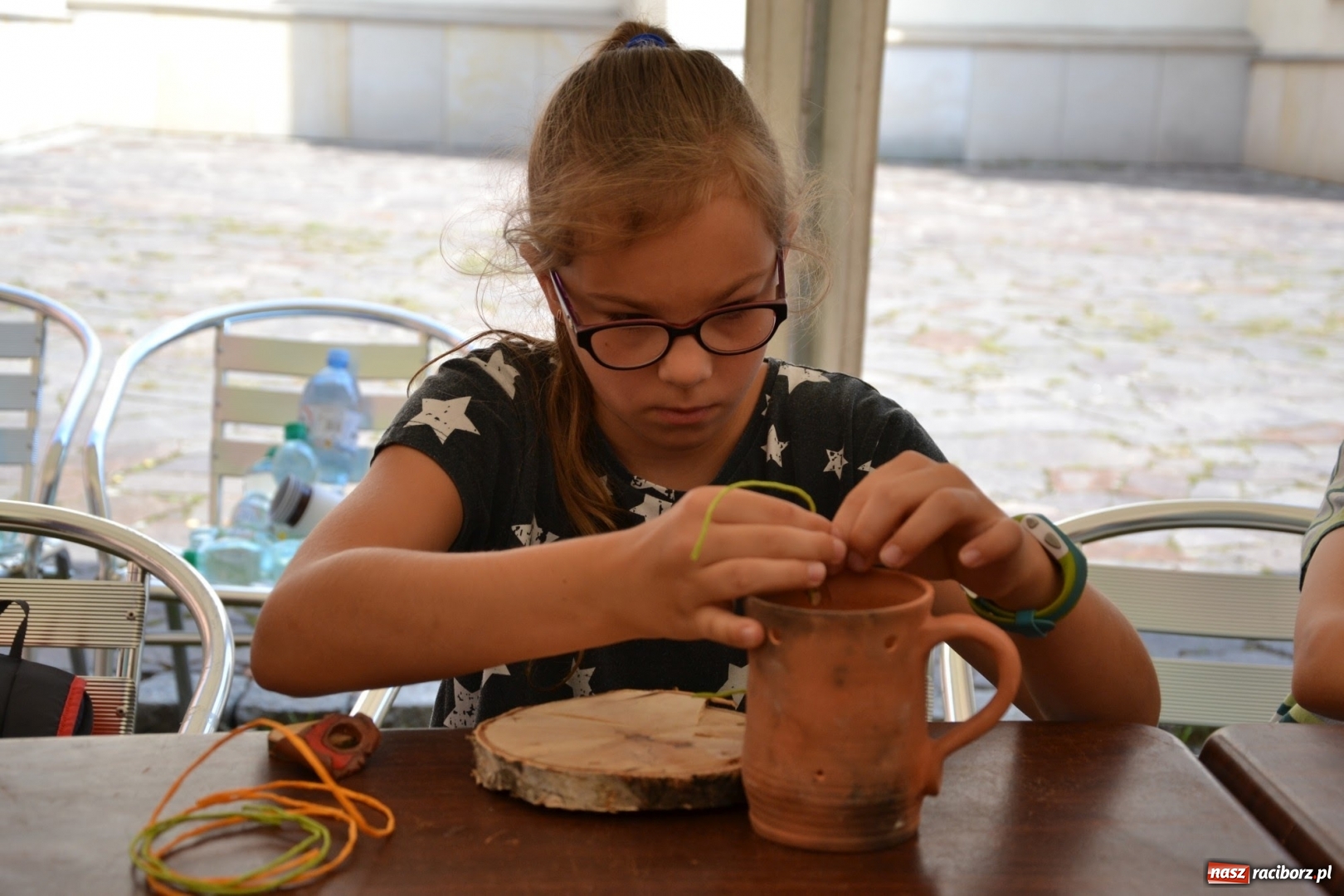 Zdjęcie w galerii na portalu naszraciborz.pl: Gliniane Naczynie - z tego stworzymy coś nowego - na zamku ruszyła letnia akcja Zamkowe Zuchy 2017 wiadomości z regionu