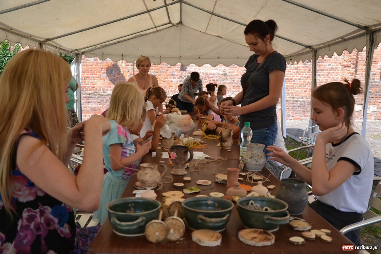 Zdjęcie w galerii na portalu naszraciborz.pl: Gliniane Naczynie - z tego stworzymy coś nowego - na zamku ruszyła letnia akcja Zamkowe Zuchy 2017 wiadomości z regionu
