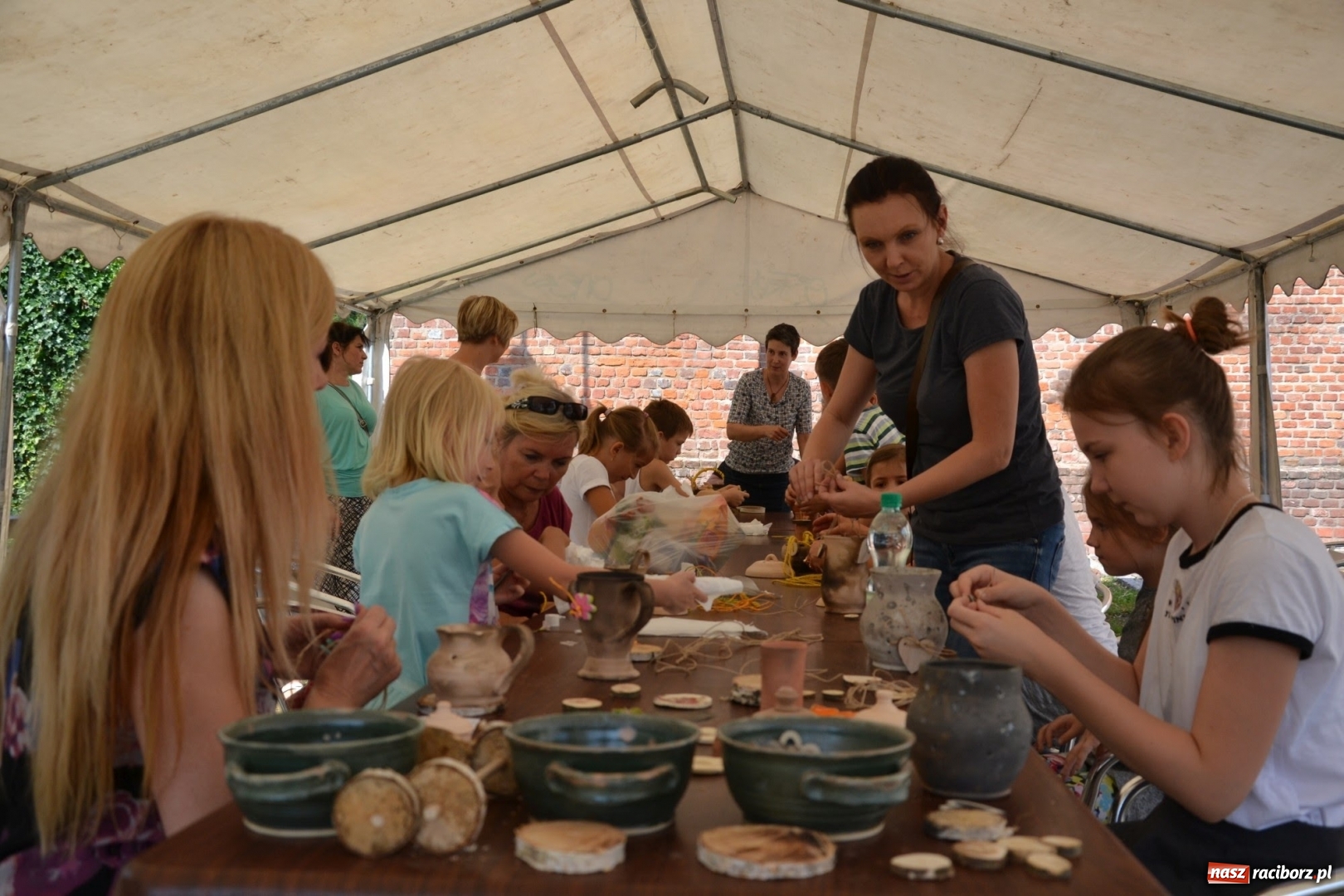 Zdjęcie w galerii na portalu naszraciborz.pl: Gliniane Naczynie - z tego stworzymy coś nowego - na zamku ruszyła letnia akcja Zamkowe Zuchy 2017 wiadomości z regionu