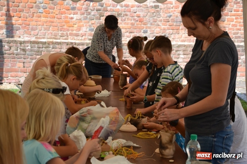 Zdjęcie w galerii na portalu naszraciborz.pl: Gliniane Naczynie - z tego stworzymy coś nowego - na zamku ruszyła letnia akcja Zamkowe Zuchy 2017 wiadomości z regionu
