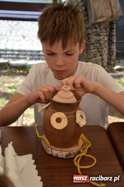 Zdjęcie w galerii na portalu naszraciborz.pl: Gliniane Naczynie - z tego stworzymy coś nowego - na zamku ruszyła letnia akcja Zamkowe Zuchy 2017 wiadomości z regionu