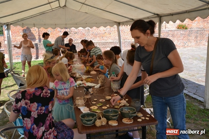 Zdjęcie w galerii na portalu naszraciborz.pl: Gliniane Naczynie - z tego stworzymy coś nowego - na zamku ruszyła letnia akcja Zamkowe Zuchy 2017 wiadomości z regionu