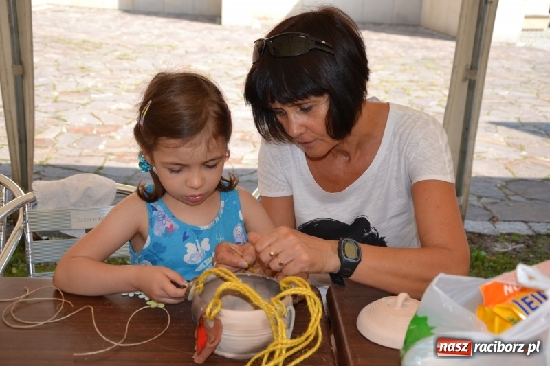 Zdjęcie w galerii na portalu naszraciborz.pl: Gliniane Naczynie - z tego stworzymy coś nowego - na zamku ruszyła letnia akcja Zamkowe Zuchy 2017 wiadomości z regionu