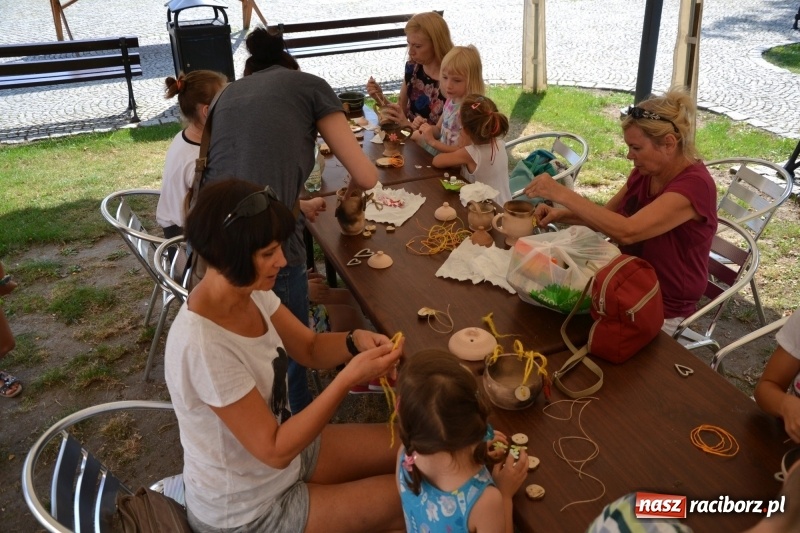Zdjęcie w galerii na portalu naszraciborz.pl: Gliniane Naczynie - z tego stworzymy coś nowego - na zamku ruszyła letnia akcja Zamkowe Zuchy 2017 wiadomości z regionu