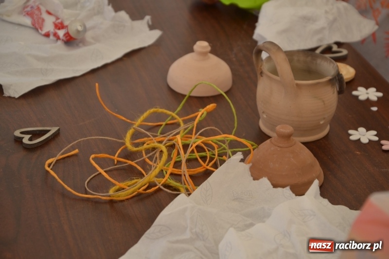 Zdjęcie w galerii na portalu naszraciborz.pl: Gliniane Naczynie - z tego stworzymy coś nowego - na zamku ruszyła letnia akcja Zamkowe Zuchy 2017 wiadomości z regionu