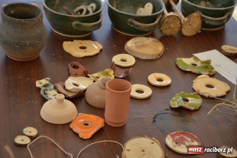 Zdjęcie w galerii na portalu naszraciborz.pl: Gliniane Naczynie - z tego stworzymy coś nowego - na zamku ruszyła letnia akcja Zamkowe Zuchy 2017 wiadomości z regionu