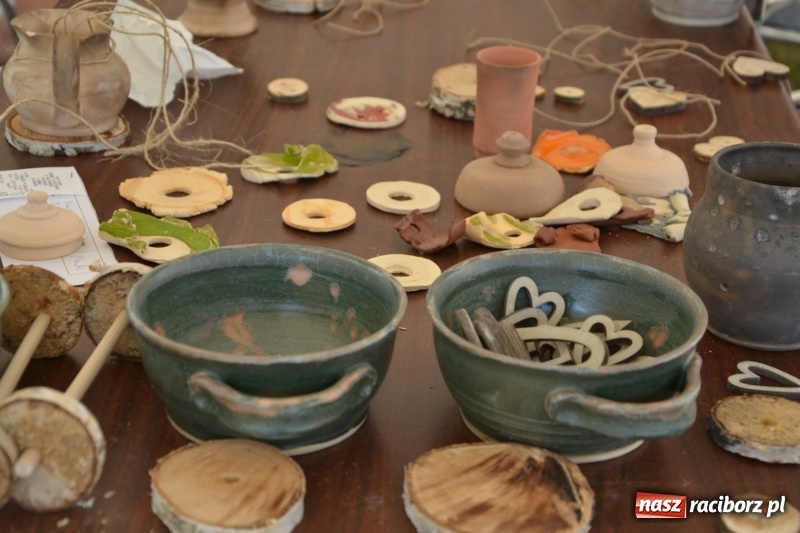 Zdjęcie w galerii na portalu naszraciborz.pl: Gliniane Naczynie - z tego stworzymy coś nowego - na zamku ruszyła letnia akcja Zamkowe Zuchy 2017 wiadomości z regionu