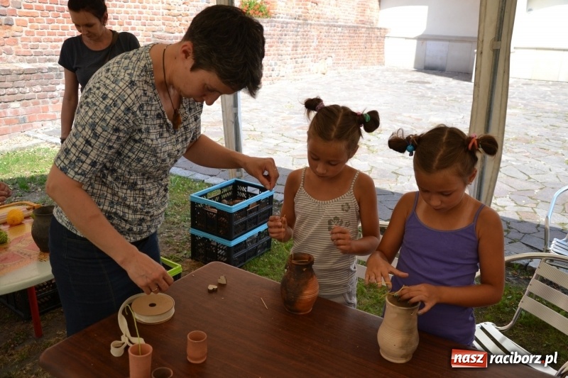 Zdjęcie w galerii na portalu naszraciborz.pl: Gliniane Naczynie - z tego stworzymy coś nowego - na zamku ruszyła letnia akcja Zamkowe Zuchy 2017 wiadomości z regionu