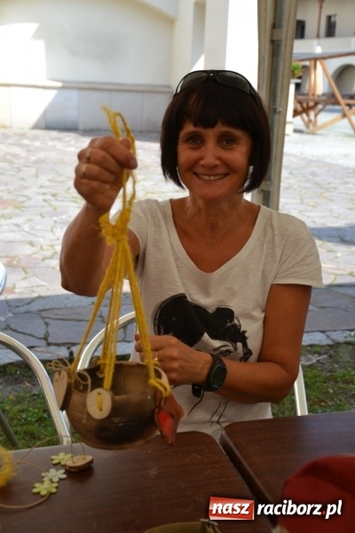 Zdjęcie w galerii na portalu naszraciborz.pl: Gliniane Naczynie - z tego stworzymy coś nowego - na zamku ruszyła letnia akcja Zamkowe Zuchy 2017 wiadomości z regionu