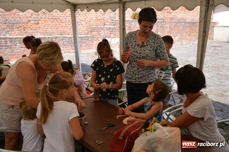 Zdjęcie w galerii na portalu naszraciborz.pl: Gliniane Naczynie - z tego stworzymy coś nowego - na zamku ruszyła letnia akcja Zamkowe Zuchy 2017 wiadomości z regionu