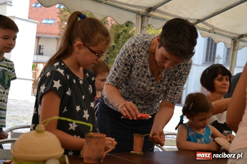 Zdjęcie w galerii na portalu naszraciborz.pl: Gliniane Naczynie - z tego stworzymy coś nowego - na zamku ruszyła letnia akcja Zamkowe Zuchy 2017 wiadomości z regionu