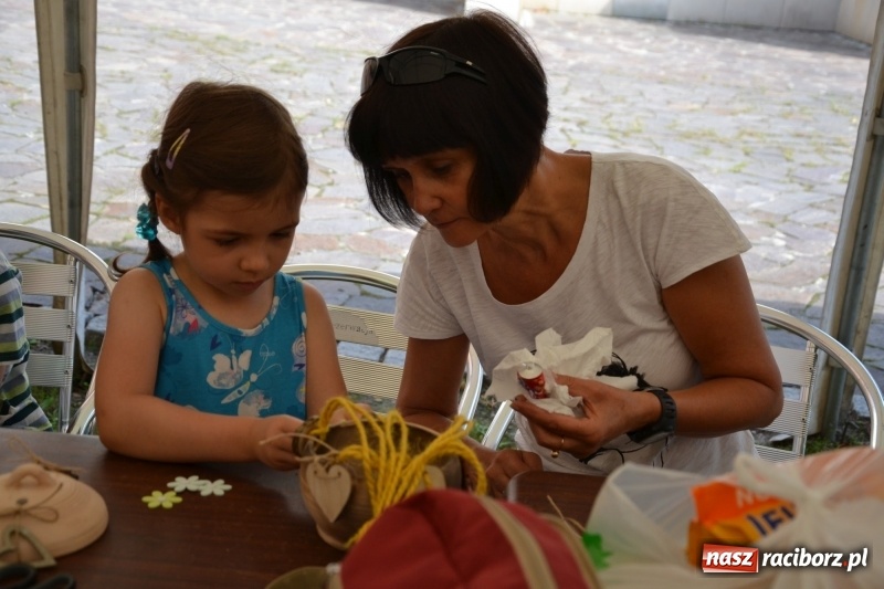 Zdjęcie w galerii na portalu naszraciborz.pl: Gliniane Naczynie - z tego stworzymy coś nowego - na zamku ruszyła letnia akcja Zamkowe Zuchy 2017 wiadomości z regionu