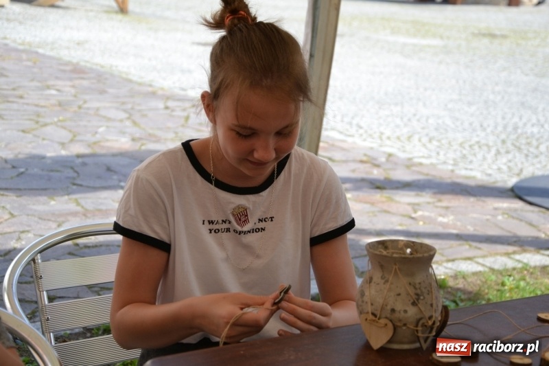 Zdjęcie w galerii na portalu naszraciborz.pl: Gliniane Naczynie - z tego stworzymy coś nowego - na zamku ruszyła letnia akcja Zamkowe Zuchy 2017 wiadomości z regionu