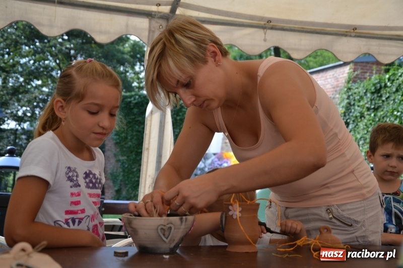 Zdjęcie w galerii na portalu naszraciborz.pl: Gliniane Naczynie - z tego stworzymy coś nowego - na zamku ruszyła letnia akcja Zamkowe Zuchy 2017 wiadomości z regionu