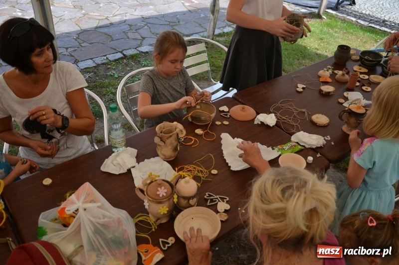 Zdjęcie w galerii na portalu naszraciborz.pl: Gliniane Naczynie - z tego stworzymy coś nowego - na zamku ruszyła letnia akcja Zamkowe Zuchy 2017 wiadomości z regionu